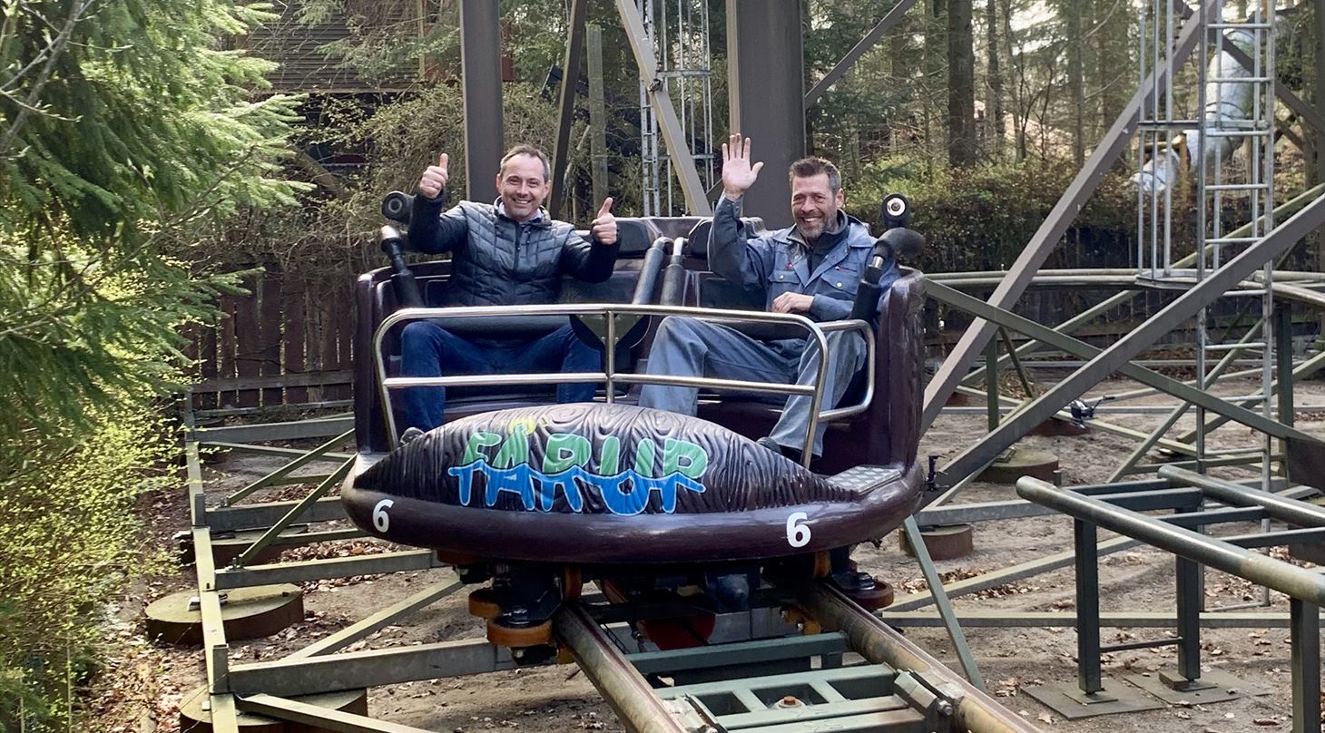 To m�nd i rutsjebane med thumbs up